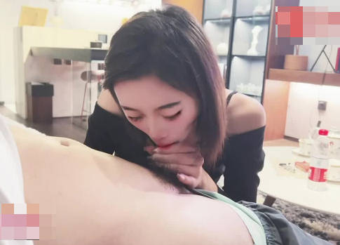草霉原创视频.老公还在就跟老情人在客厅干了起来