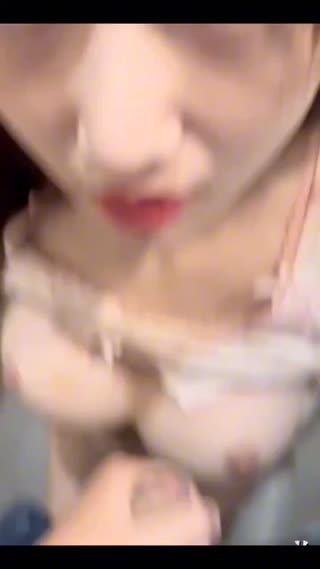 公共卫生间直接开搞,清纯颜值反差表情看着也太爽了