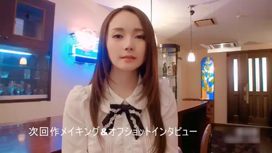 小甜甜超美御姐,性感丝袜灰丝美腿,白皙的皮肤很有肉感的身材,在她温暖的粉穴里游荡,站着后入内射