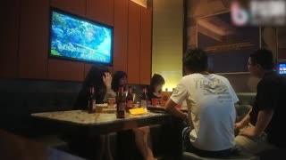 太刺激了!3对夫妇KTV包厢现场脱下裤子口爆,3对3共同开火疯狂操逼