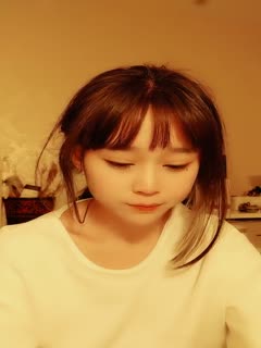 清纯卡哇伊萌妹KIKI回归小秀,娇小身材腹肌马甲线