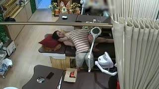 美容店偷拍 绝美老板娘下班后和相好的偷情,直接在按摩床上开炮