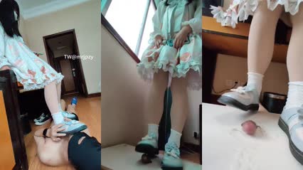 白丝小萝莉踩踏足交 直接玉足出来保养液 足控爱好者必看!