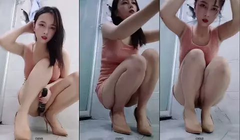 【高颜值自慰】颜值超棒性感小姐姐!浴室大黑牛自慰!开档肉丝大肥臀,黑牛头部塞入,从下往上视角拍摄-1