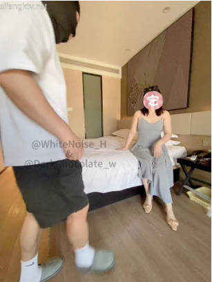 【老婆一边看书一边3p 绿帽导演剪辑完整版】为了想偷偷观察下老婆和单男会发生些什幺,我提前把手机给架桌子上了,去洗手间抽根烟的功夫,老婆装作无聊的翻了翻书,其实内心满