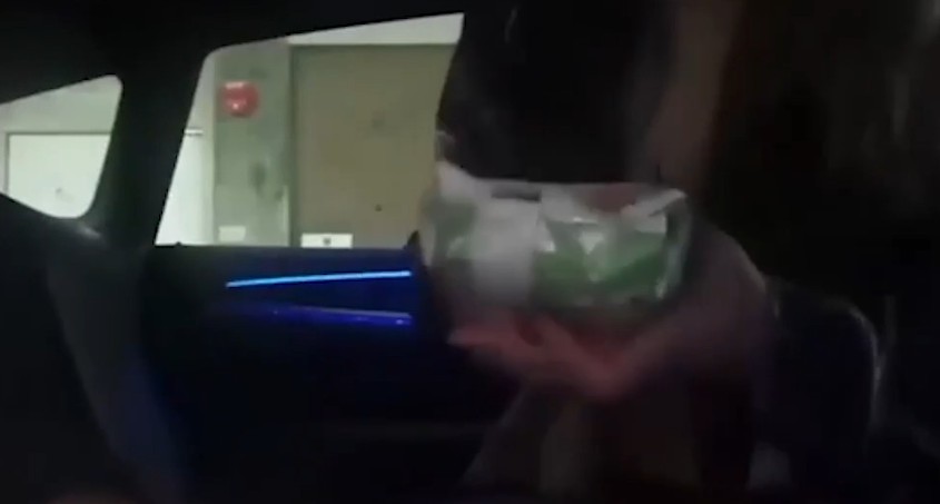 【绿帽淫妻】“快点射出来,我老公催我回去”半夜被情人叫下楼在停车场车震,美少妇唾液深喉拉丝
