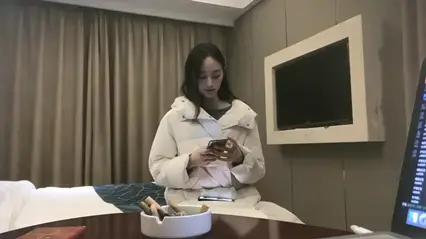 约了个白色外套苗条身材妹子啪啪,翘起屁股口交上位骑坐后入大力猛操