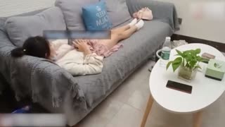 小姨子回家偷看姐姐和姐夫啪啪躲起来自慰,姐夫趁姐姐睡着强上洛丽塔小姨子