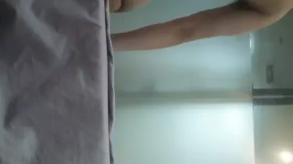 眼镜妹,娇小00后小萝莉,小鸟依人相拥共浴,小伙喜欢抠穴闻一闻,69啪啪干