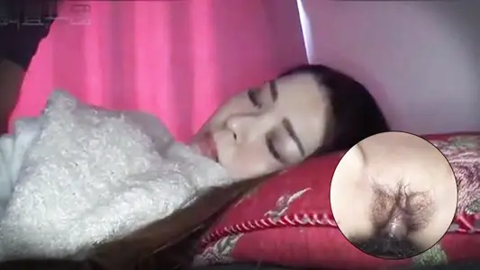 【迷奸系列】国产最疯狂的“迷奸”女孩是在某银行上班的职员,女孩的皮肤好白好嫩,太美了逼看着就想舔