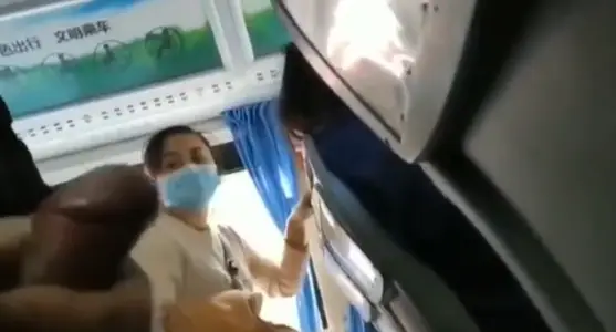@20208846895 用户上传:公交车上对着美女撸