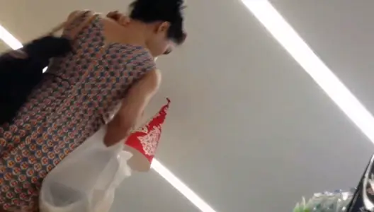 @20207951267 用户上传:商场抄底漂亮少妇