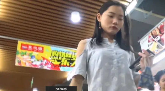 @20208216664 用户上传:近距离抄底少妇裙底