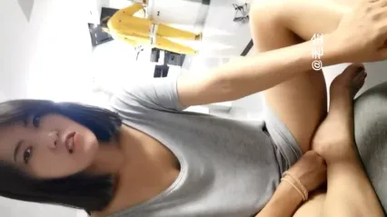 东北少妇在公公儿子女儿面前自慰,儿媳在家带着跳弹勾引公公乱伦