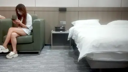 19岁清纯嫩妹被小伙各种玩弄,又抠又插玩得很爽