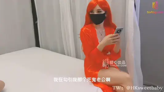 推特甜心蜜汁白虎宝贝偷情骚母狗，老公查岗谎称在跑步，刺激湿淋淋电话做爱被艹高潮迭起！